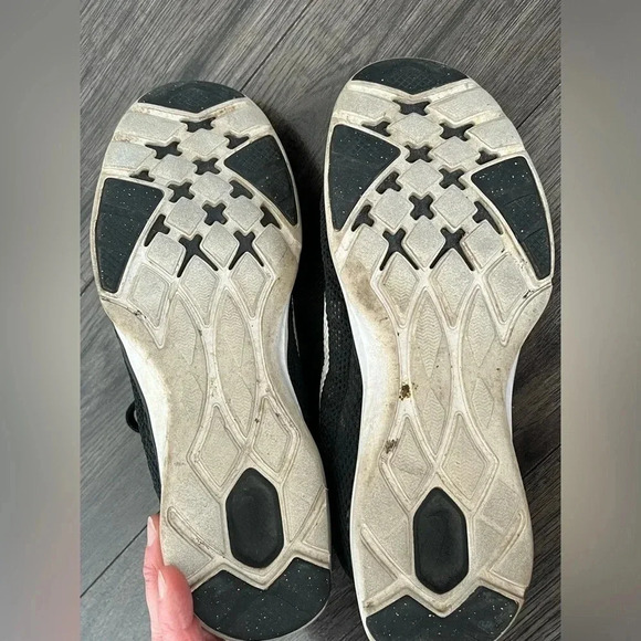 Nike black running shoes πββοΈsize  5.5 - Picture 2 of 6